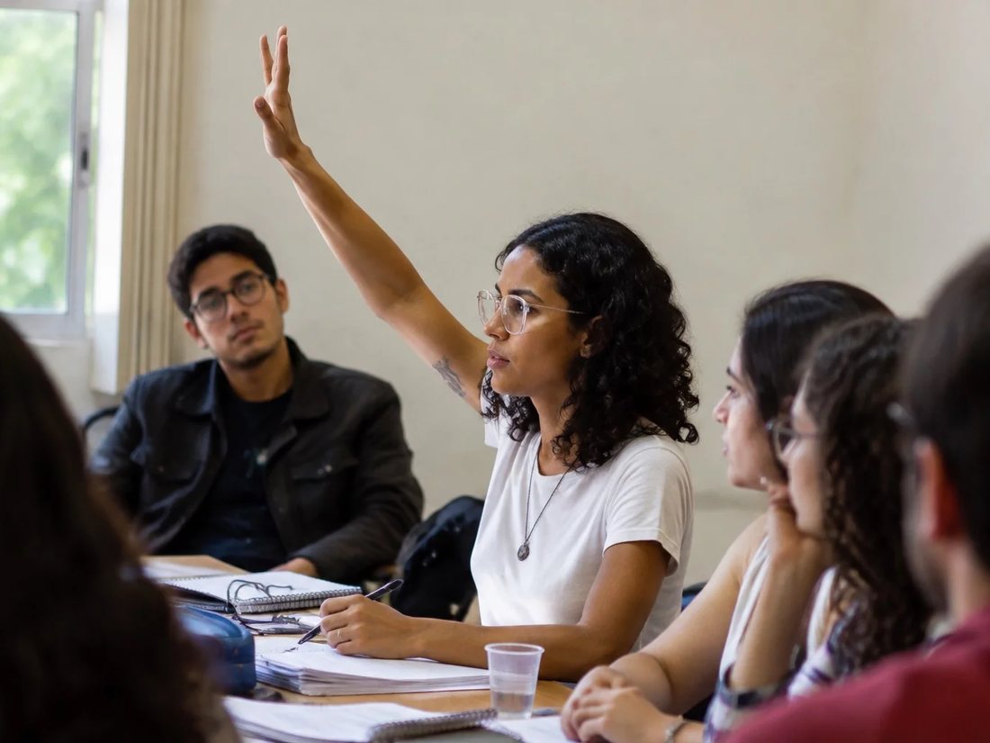 Mesa vista de cima com um diagrama de lógica traçado a lápis numa folha grande